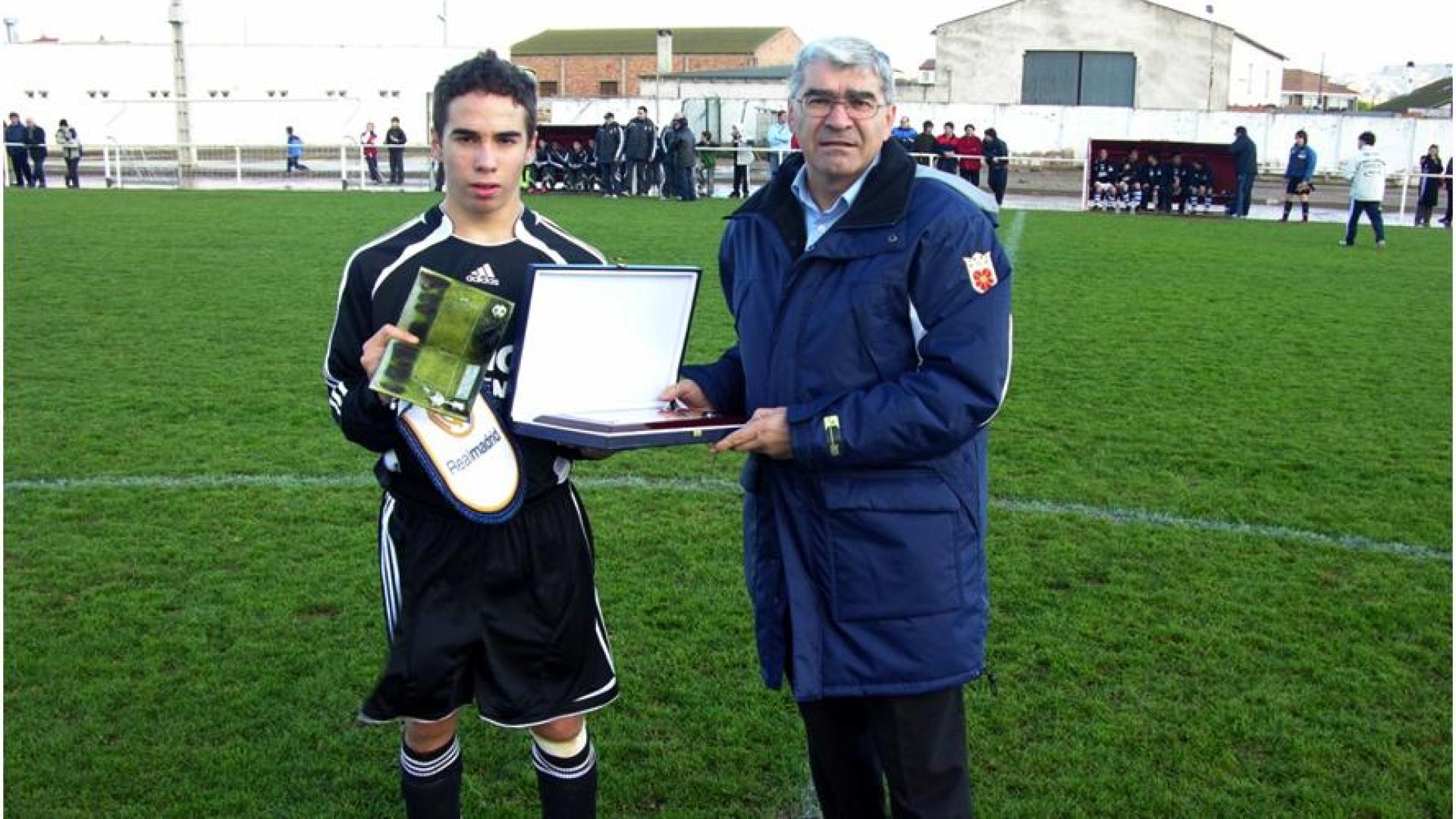 El capitán del Real Madrid y de España, Dani Carvajal, en 2006, junto al director de la Escuela Ribera de Fútbol, Chus Rodríguez
