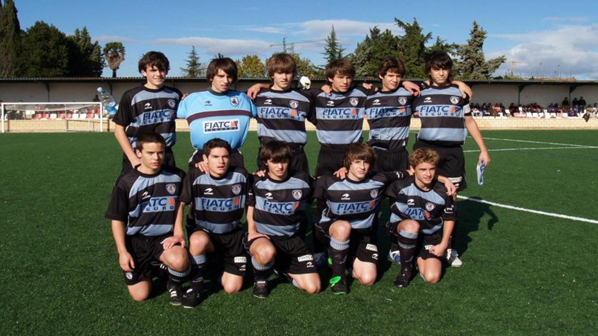 Griezmann, abajo a la dcha.; e Íñigo Martínez, 3º por la izda. de pie
