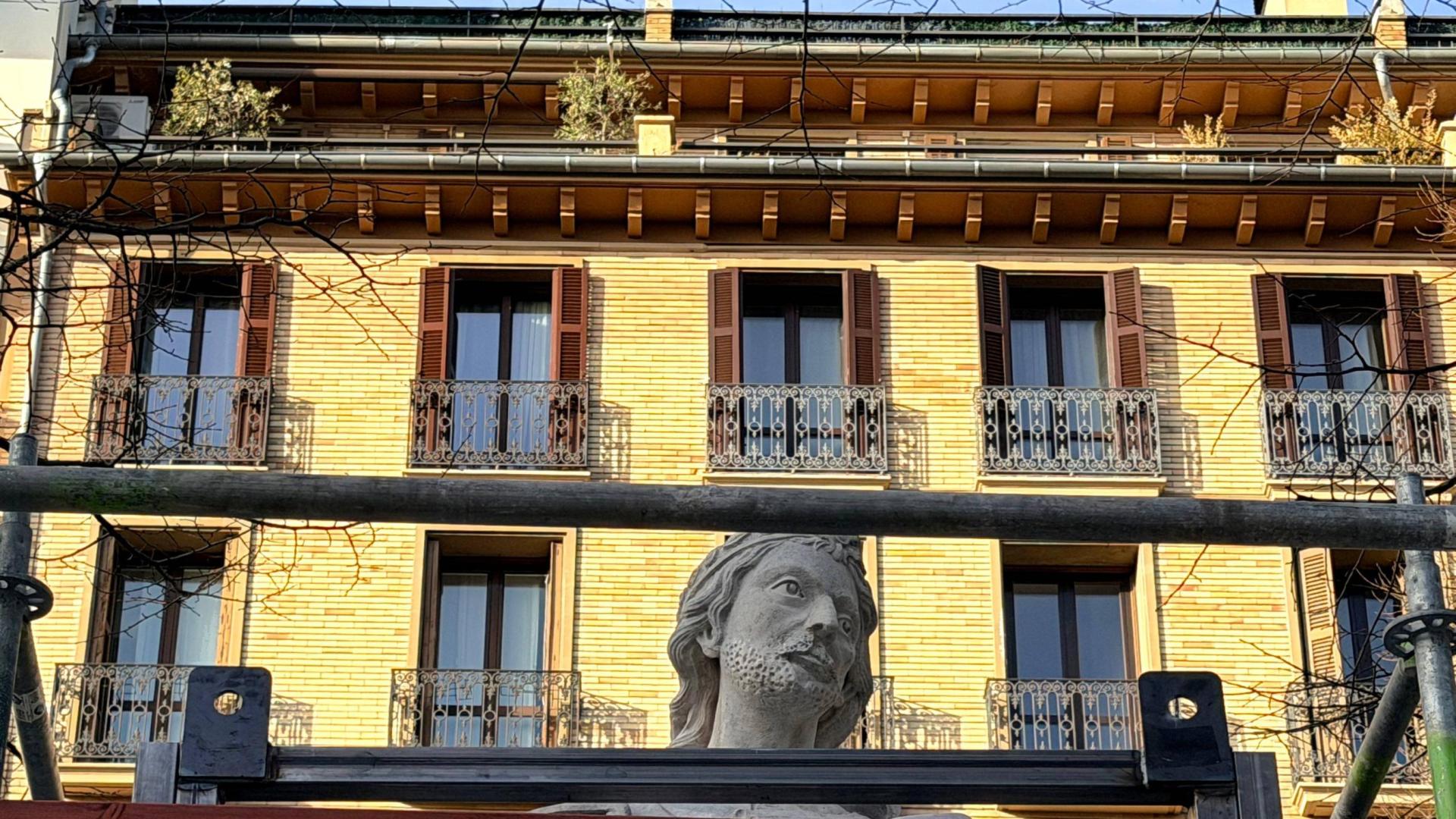 Detalle de la cabeza restaurada de una de las seis estatuas del paseo de Sarasate