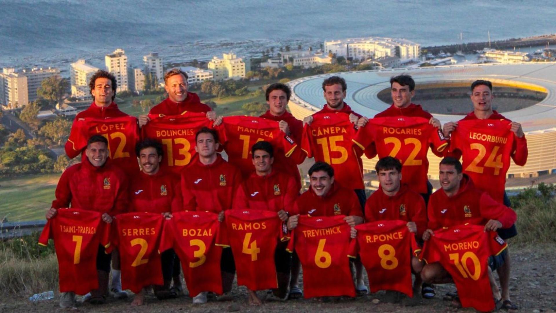 Los componentes de la selección en Ciudad del Cabo, con Ángel Bozal, agachado 3º por la izda., con la camiseta número 3.