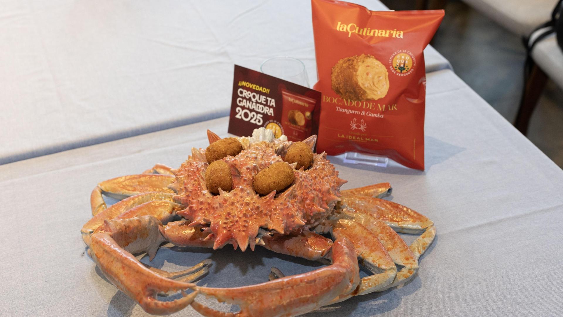 Croquetas Bocado de mar sobre un centollo y en el envase con el que se comercializará
