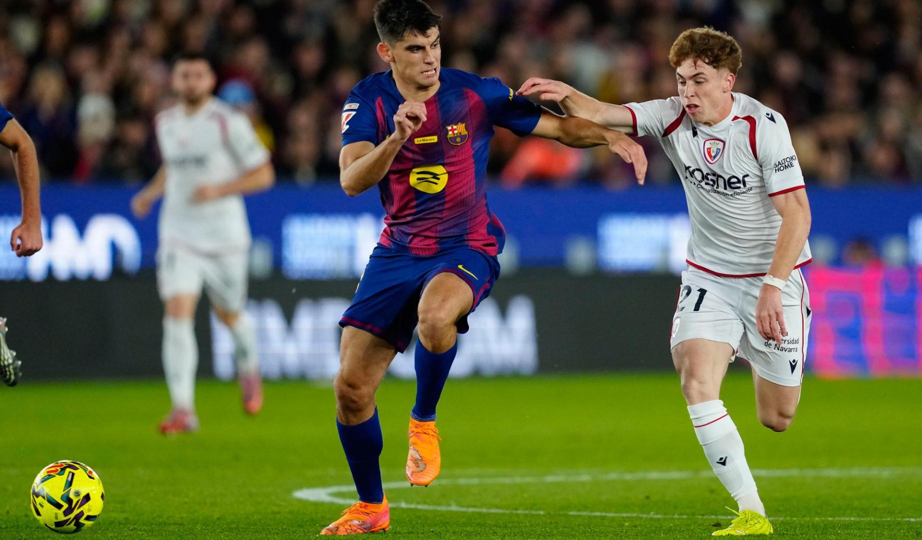El defensa del FC Barcelona, Gerard Martí (i), disputa el balón ante el delantero de Osasuna, Victor Muñoz