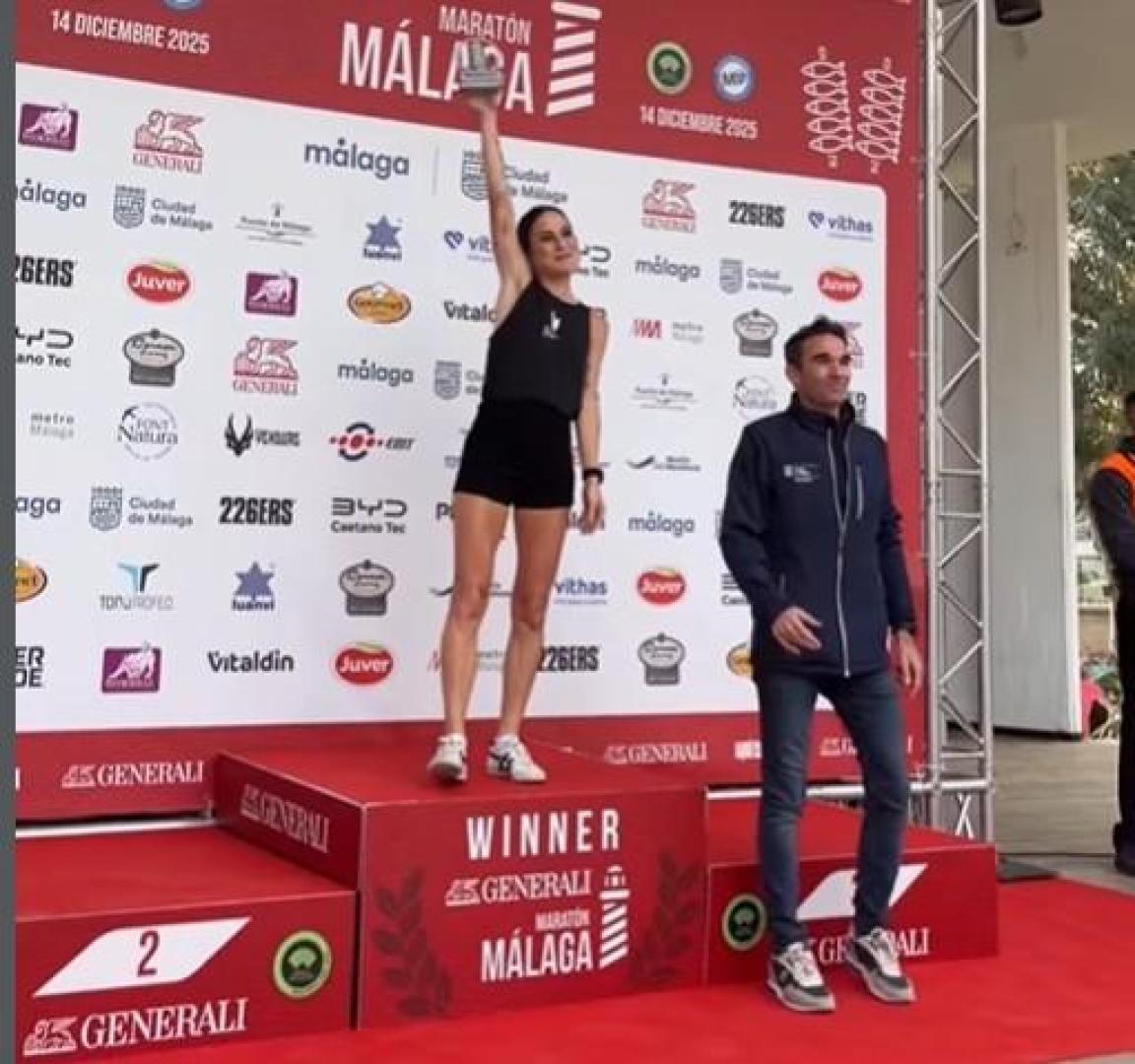 Verdeliss, la navarra Estefanía Unzu Ripoll, recibiendo el premio como mejor española en la Generali Maratón de Málaga