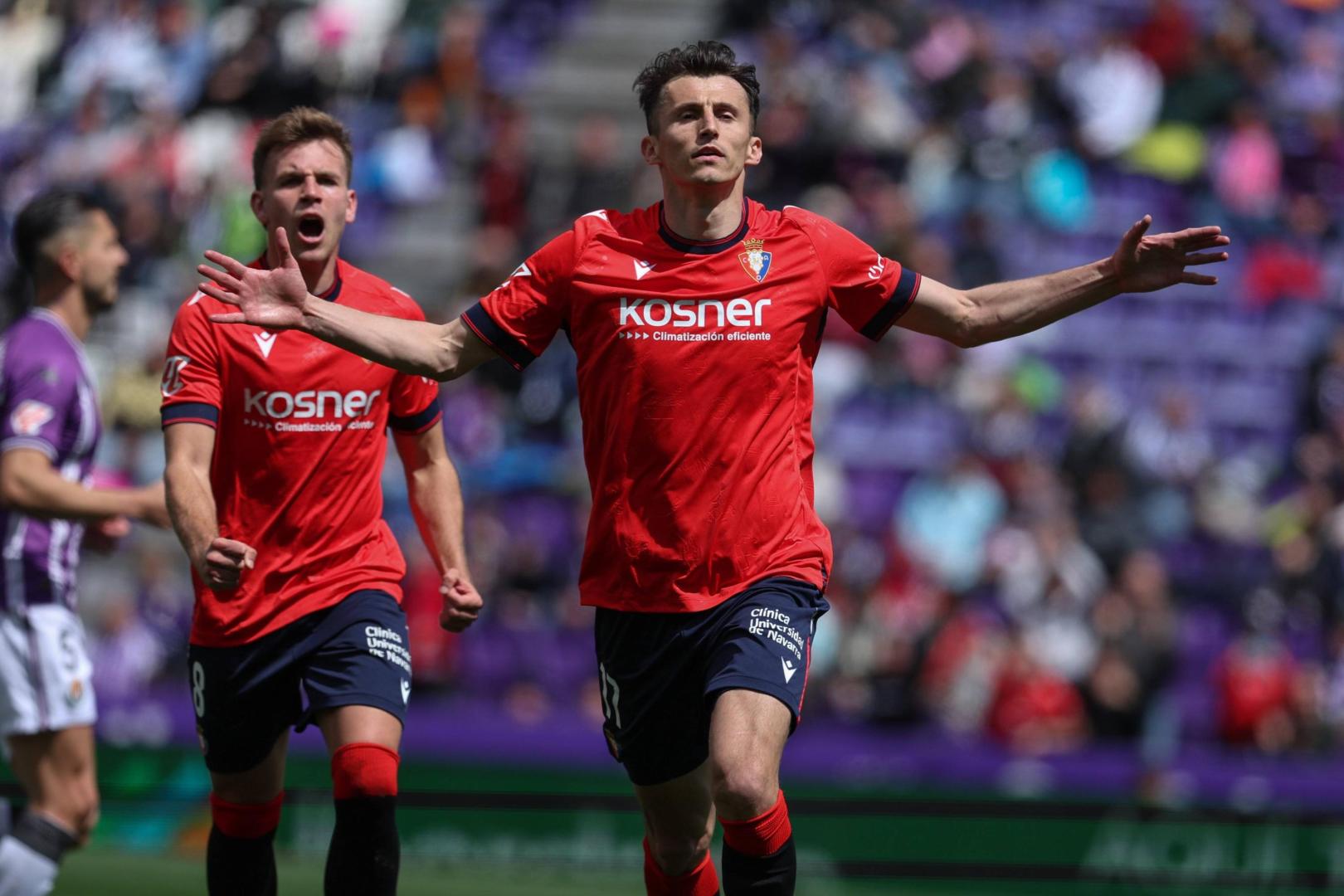 Ante Budimir, autor de un doblete en Valladolid, celebra uno de sus goles delante de Pablo Ibáñez.