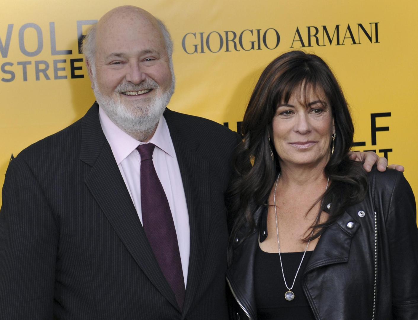 Fotografía de 2013 del director estadounidense Rob Reiner y su esposa Michele Singer posando