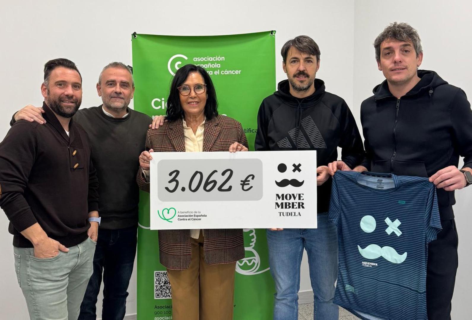 De izquierda a derecha, los integrantes de Movember Tudela Carlos Moreno, Fernando Marín, Abilio Laguardia e Iker Caizán, con la delegada de la AECC en la Ribera Mamen Motilva