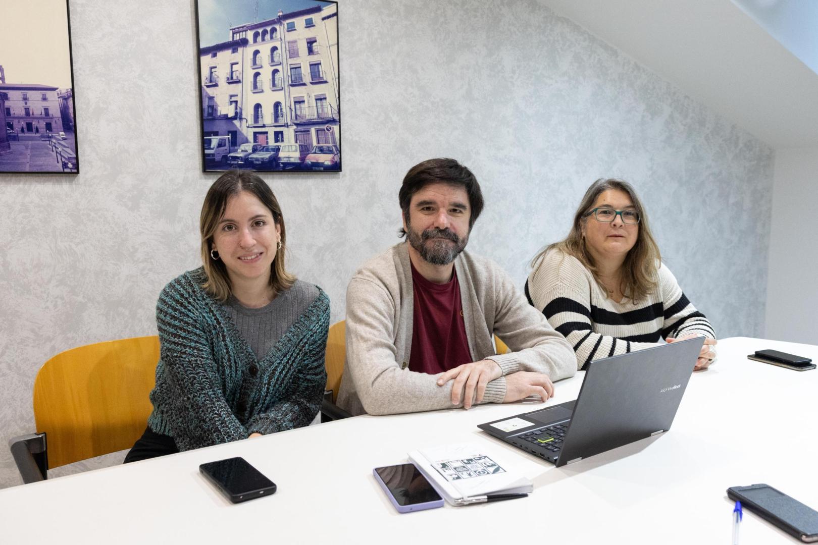 De izda. a dcha., los ediles de Contigo Tudela Eva Eliceche, Eneko Larrarte y Olga Risueño.