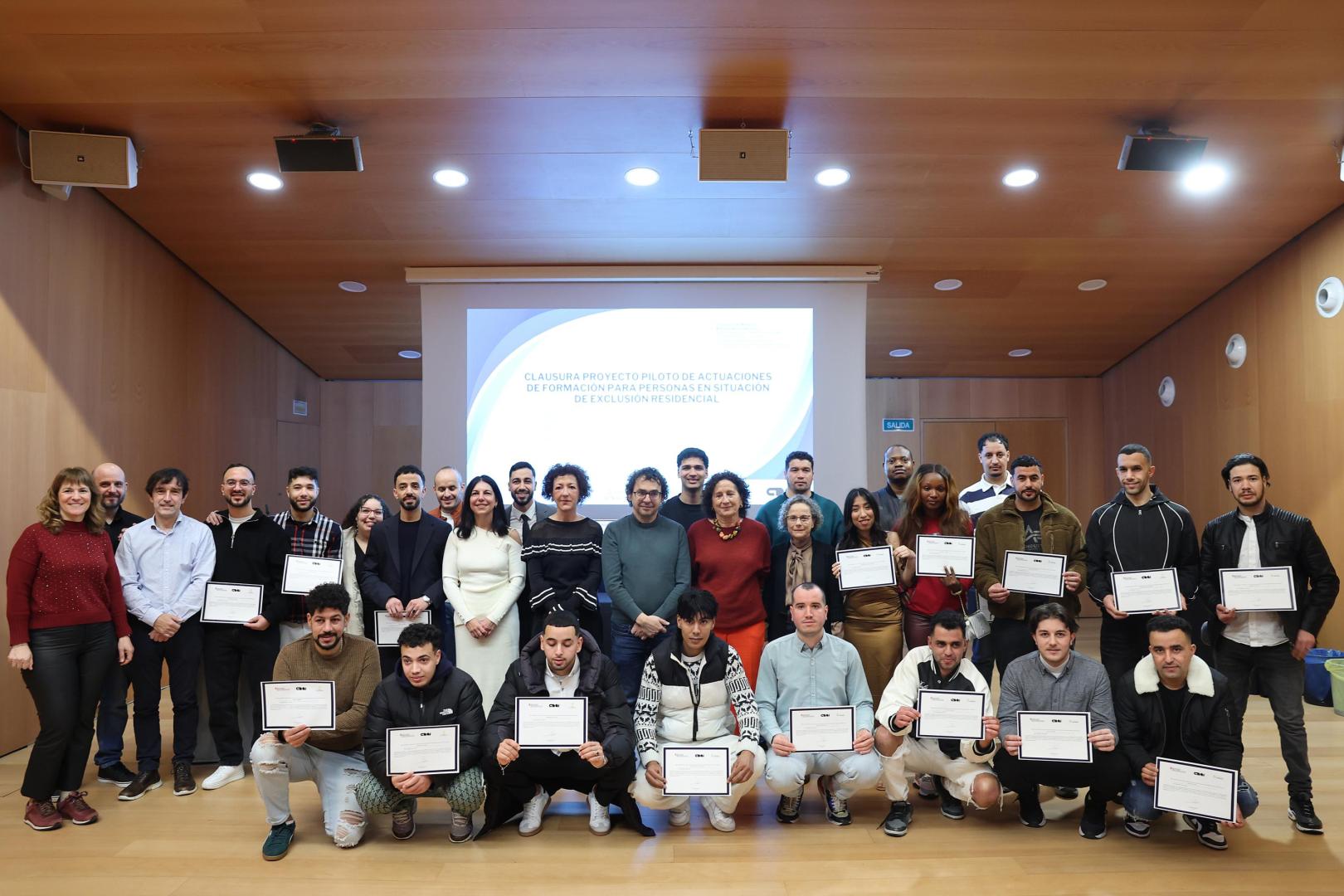 Los estudiantes posaron junto a los docentes que han impartido las formaciones y las autoridades asistentes a la entrega de diplomas.