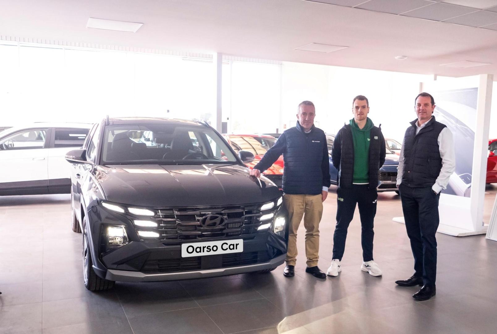 Koldo Biurrun, Director Comercial del Grupo Oarso Car, Unai Laso, embajador de Oarso Car en Navarra y Jon Larruquert, Jefe de Ventas de Oarso Car Navarra
