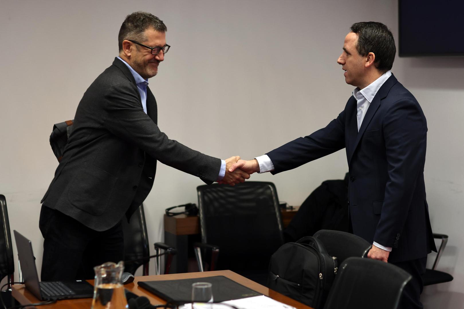 El secretario general técnico de Cohesión Territorial, Eduardo Jiménez (derecha), saluda a Javier Lecumberri (PSN)