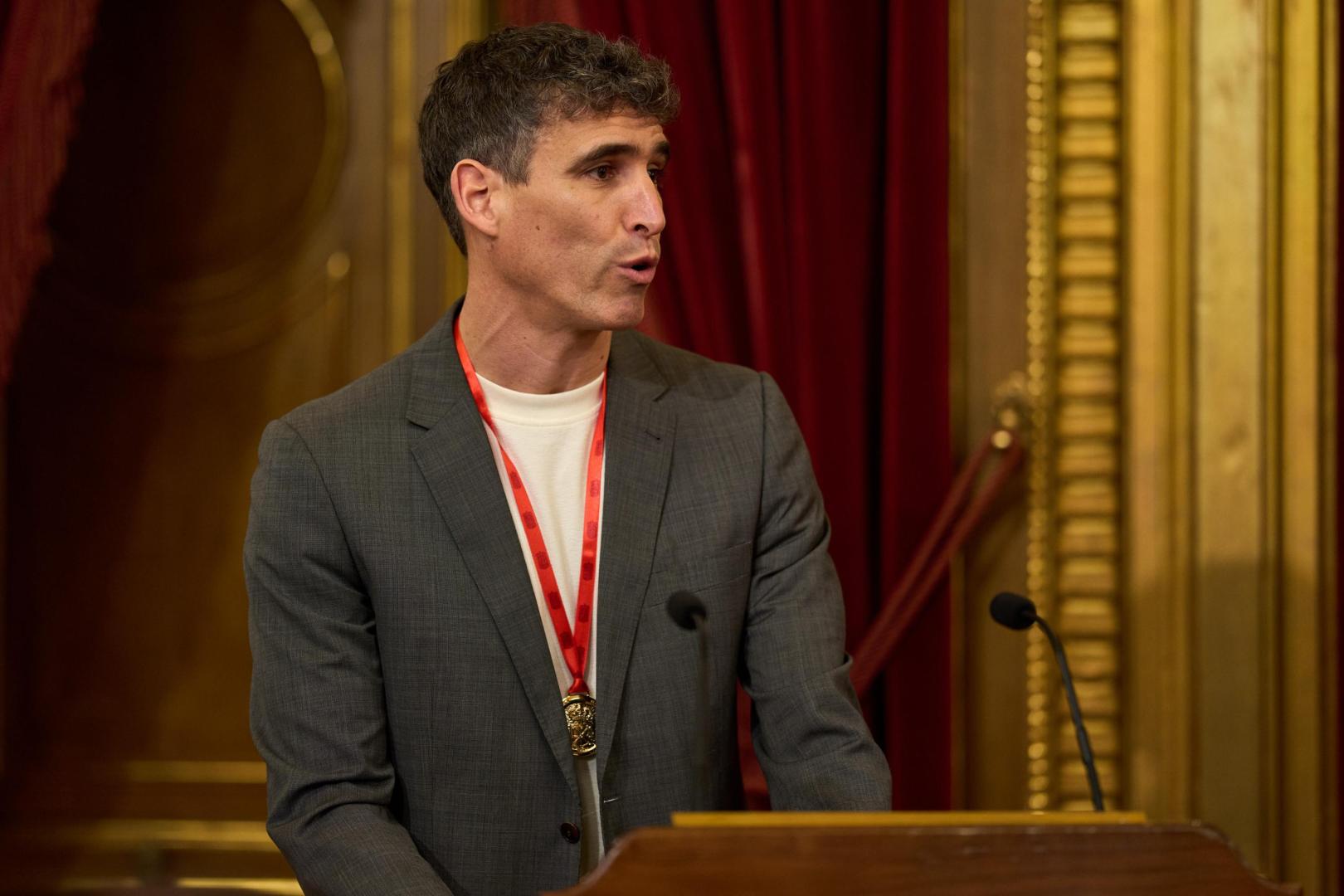 Javier Urriza desde el atril del Salón del Trono del Palacio de Navarra