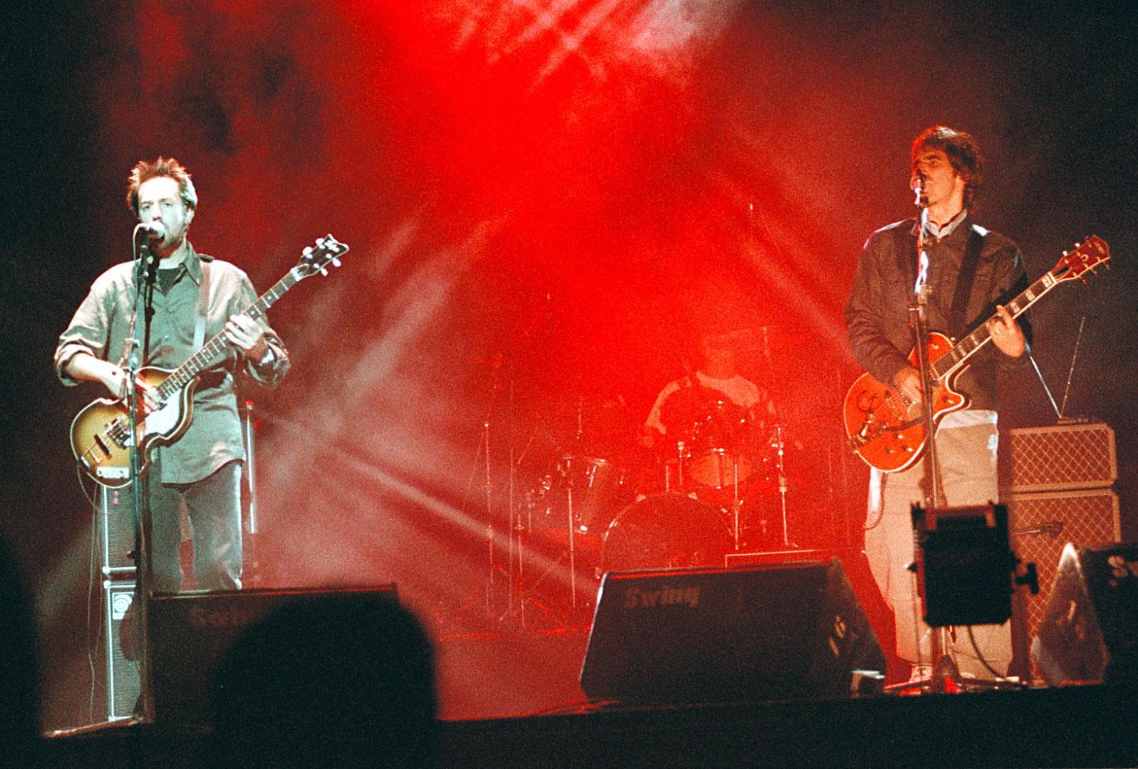Diego Vasallo y Mikel Erentxun, durante el concierto que Duncan Dhu ofreció en Pamplona el 5 de octubre de 1999