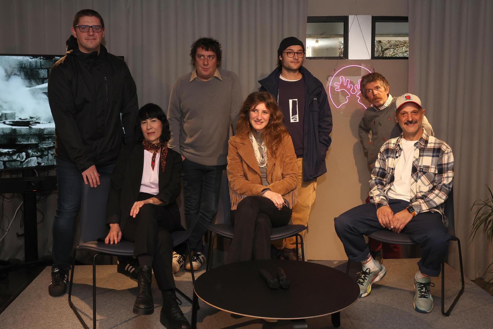 En primer plano: Cristina Martínez (El Columpio Asesino), Olaia Amezketa (Geminiss) y Javier Muruzábal, director del festival. Detrás, desde la izq.: Jon Urtasun, (Apotheke), Iñigo Sola (festival SantasPascuas), Ander Elustondo (Apotheke) e Iñigo Cabezafuego (Bizardunak), ayer en Civican.