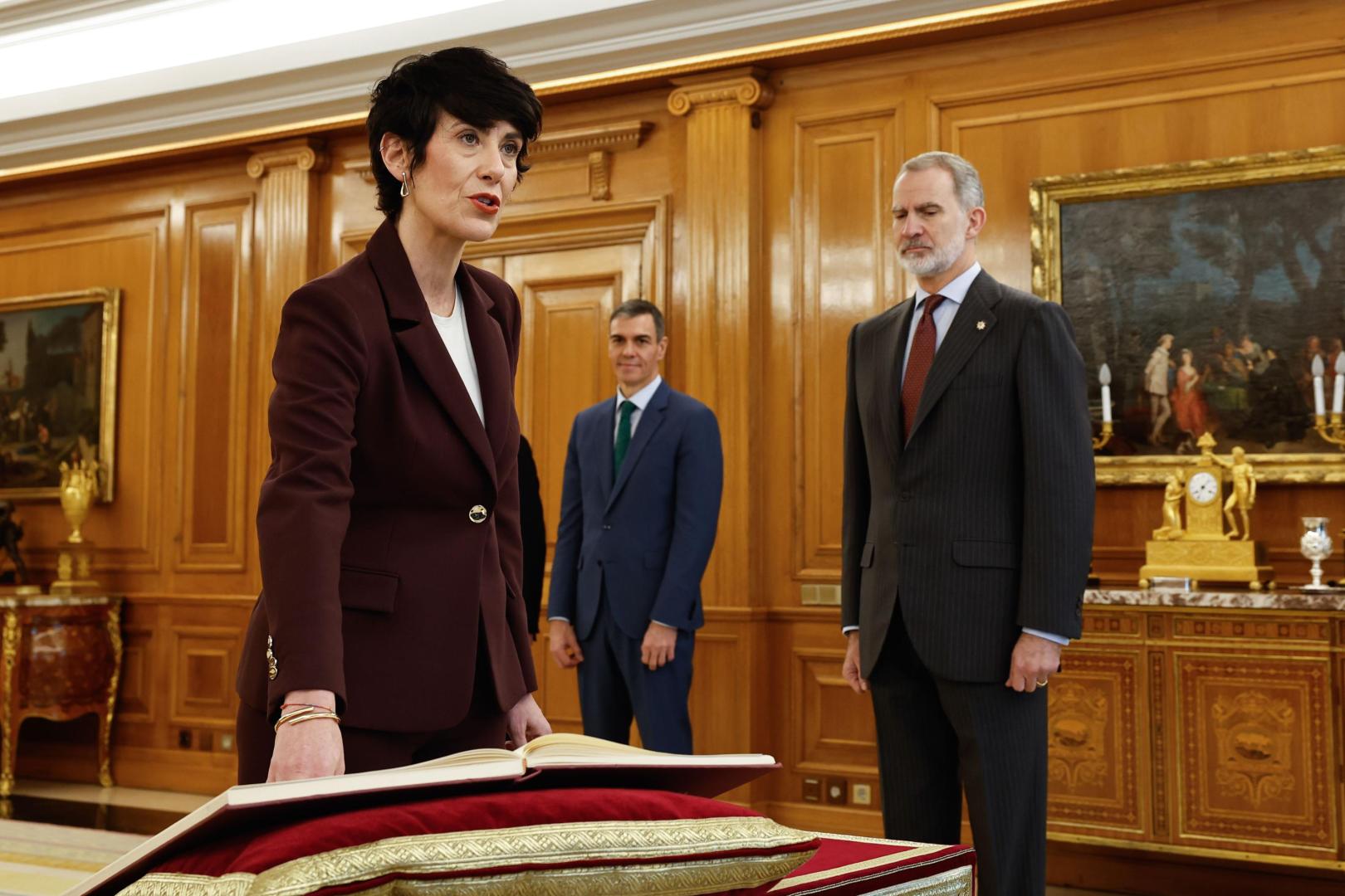 La ministra de Inclusión, Seguridad Social y Migraciones, Elma Saiz, promete su cargo ante el rey Felipe VI en presencia del presidente del Gobierno, Pedro Sánchez
