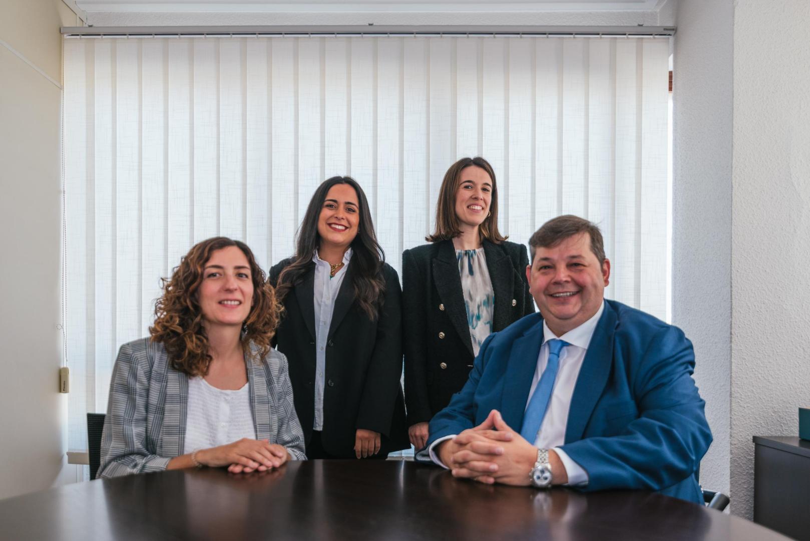 Oihana Rebole, Oihane Delgado, Maite Aldaz y Alberto Picón, en las oficinas del Bufete Picón
