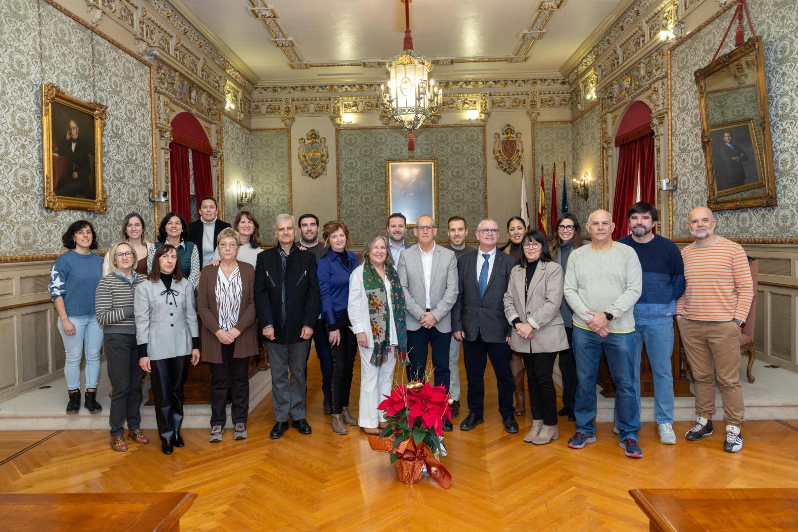 Los trabajadores municipales de Tudela homenajeados -delante-, junto a los miembros de la corporación de Tudela presentes en el acto