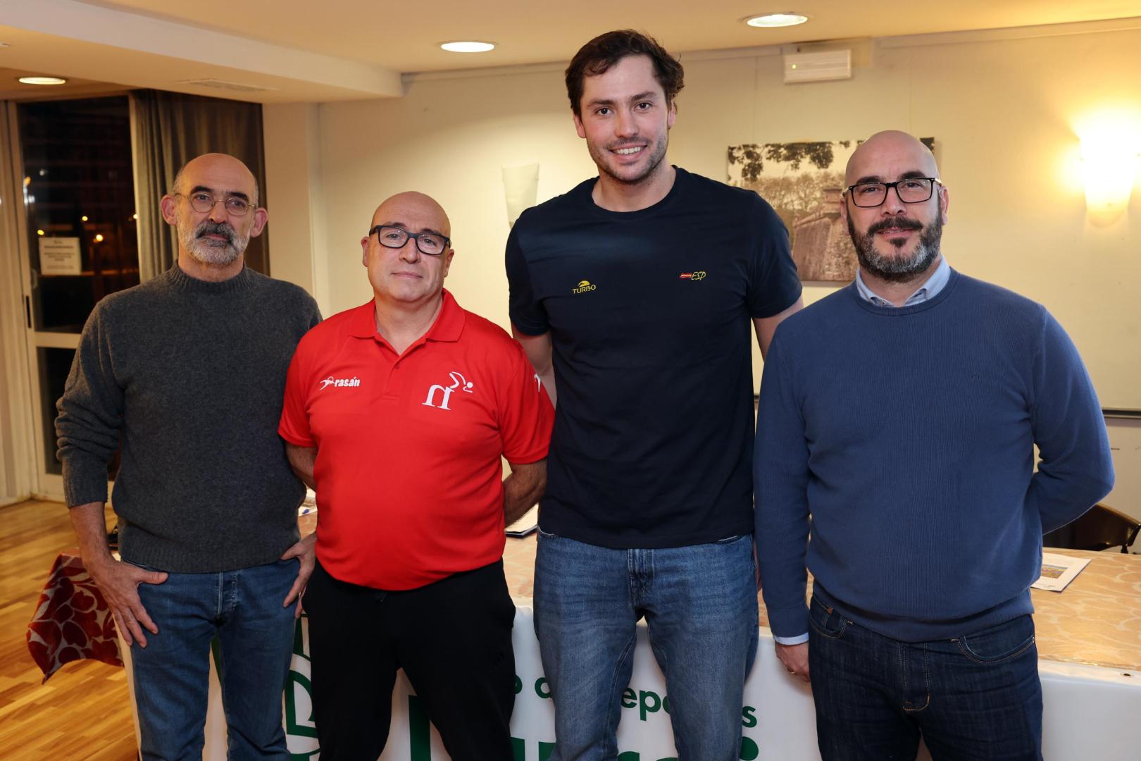 Javier Chocarro, vicepresidente de la Federación Navarra de Natación, Raúl González, presidente, Alberto Munárriz, capitán de la selección y Ángel Hernández, vocal.