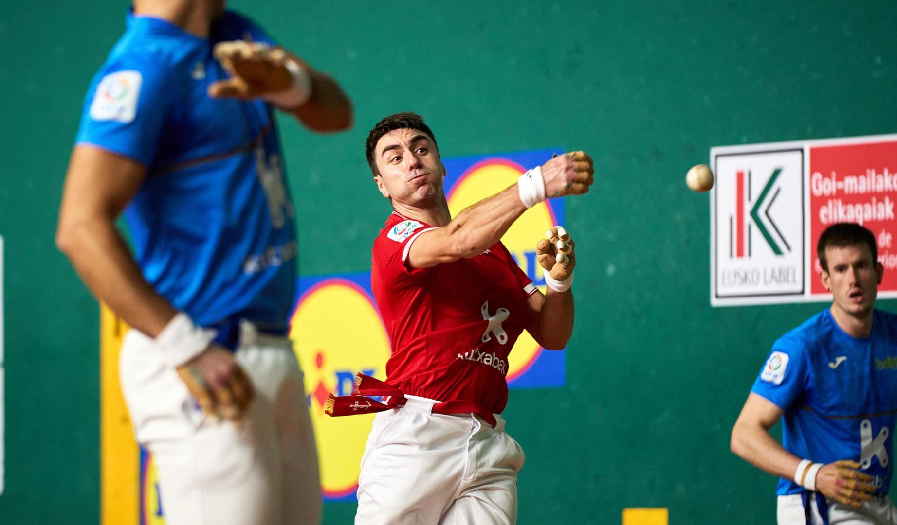 Peio Etxeberria le suelta a la pelota en presencia de Mariezkurrena en Barañáin.