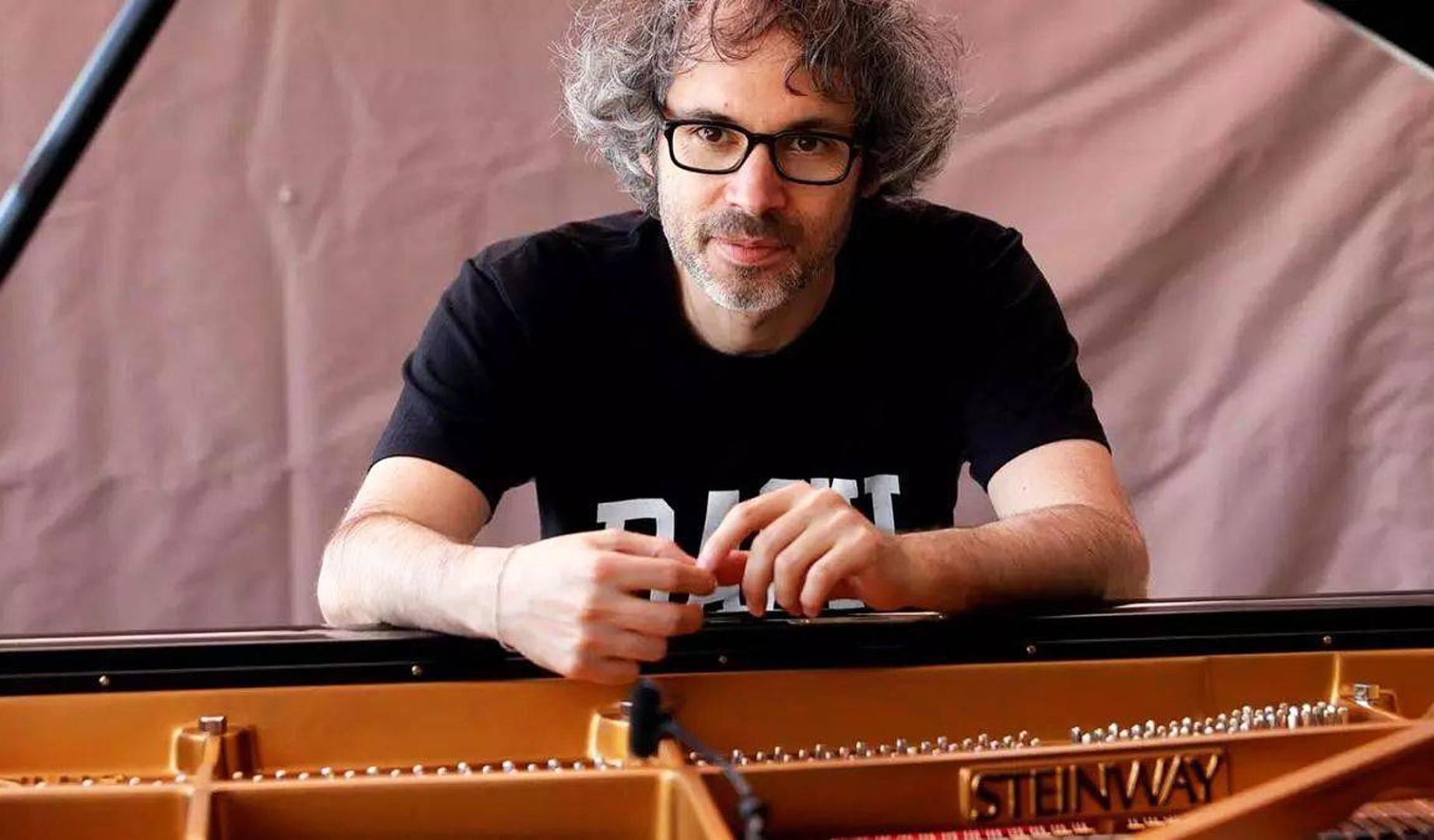El pianista James Rhodes, que actuará mañana por primera vez en Baluarte