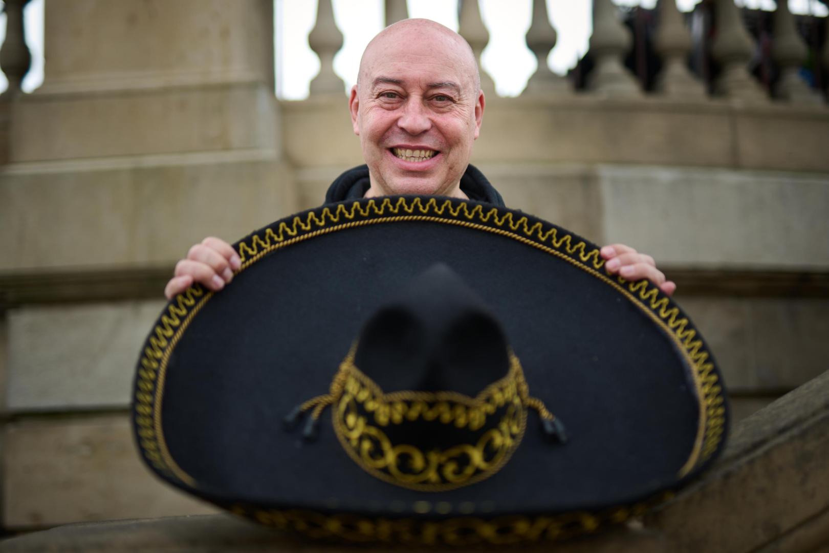 El mariachi Chuchín Ibáñez posa en la Plaza del Castillo, en una imagen de abril de 2024