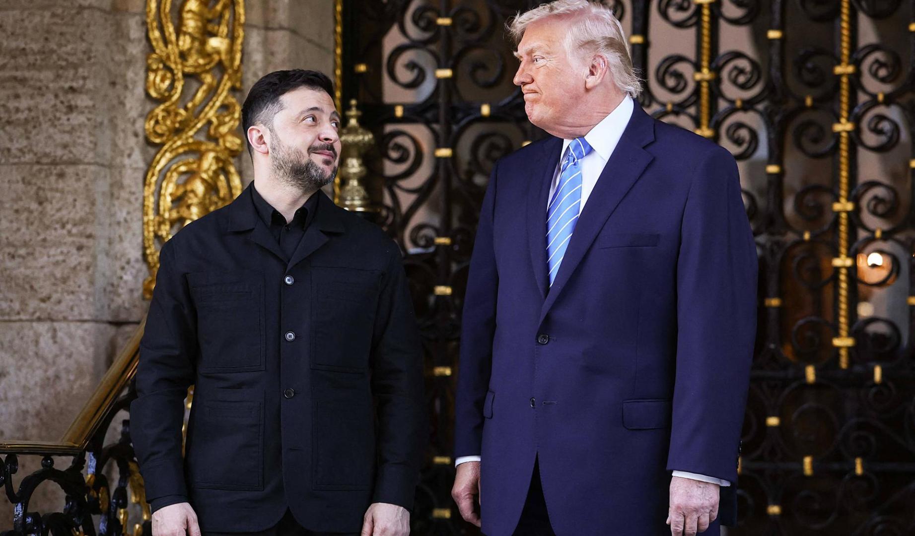 El presidente ucraniano Volodímir Zelenski (izda.) junto a su homçologo norteamericano Donald Trump antes de la reunión en Florida