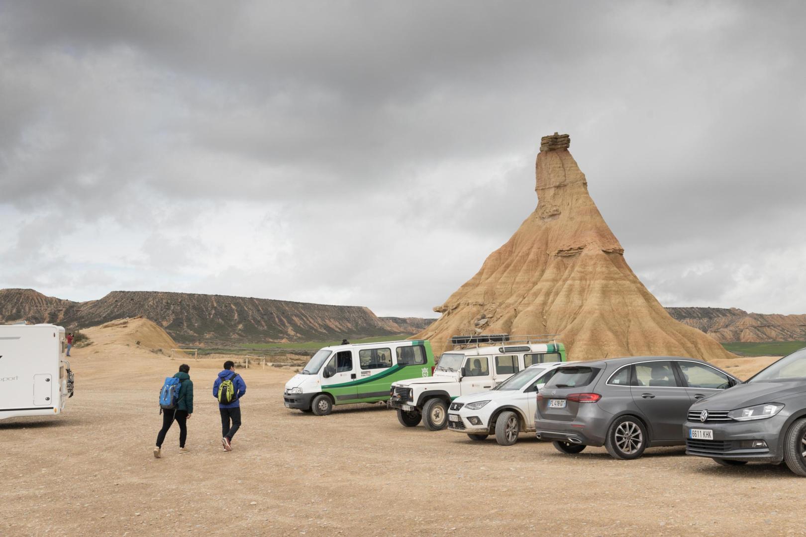 Varios vehículos estacionados junto al cabezo de Castildetierra de Bardenas Reales