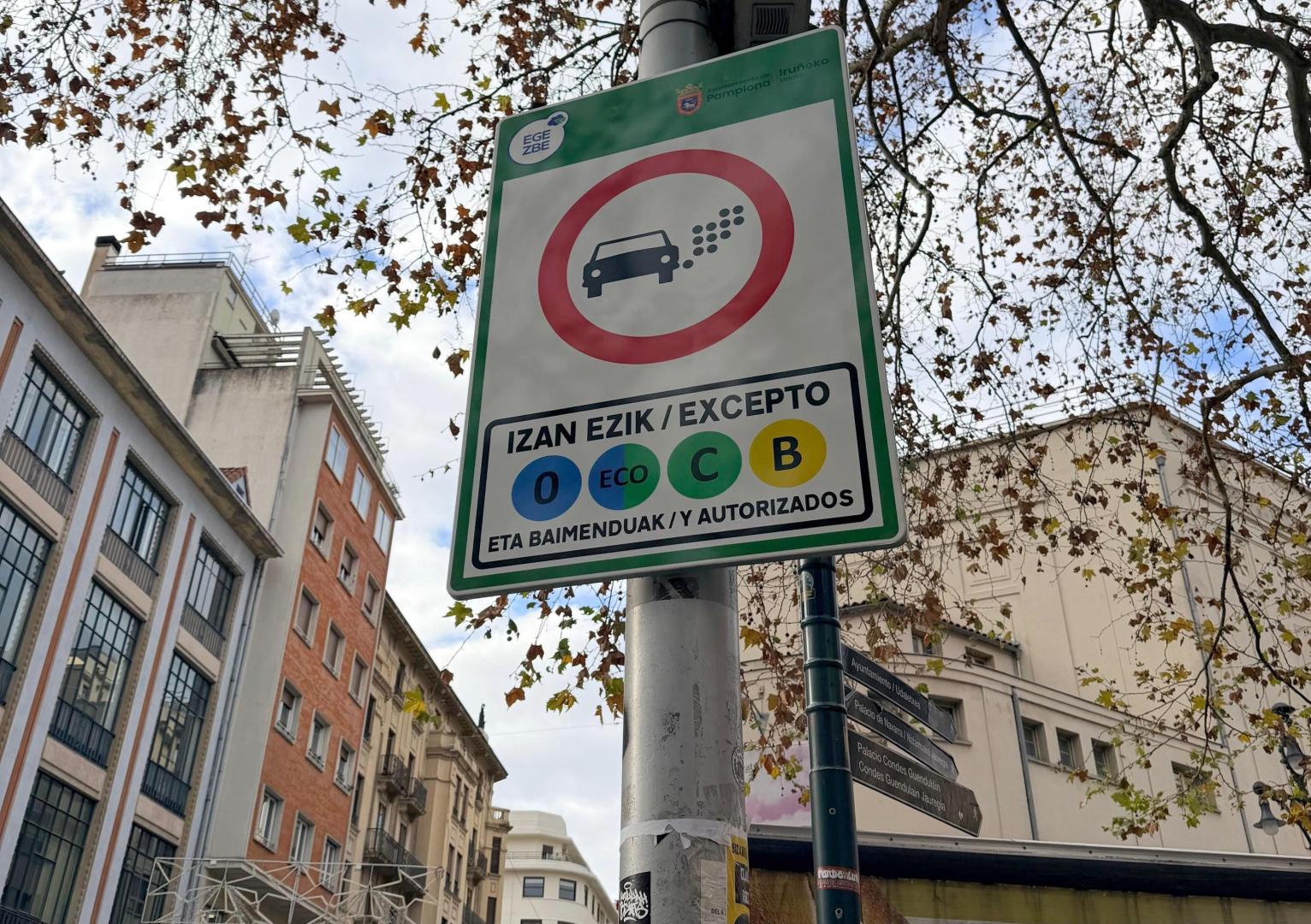 Señal ubicada al final de la Cuesta de Labrit que indica el acceso a la ZBE y los vehículos autorizados