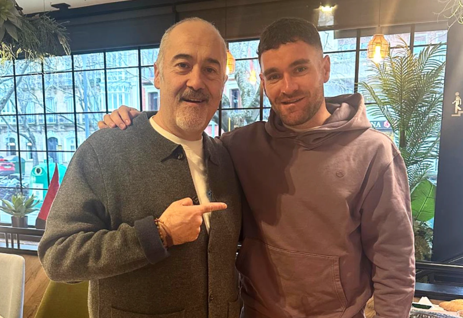 El cocinero Martín Iturri posa con el reciente fichaje de Osasuna, Javi Galán