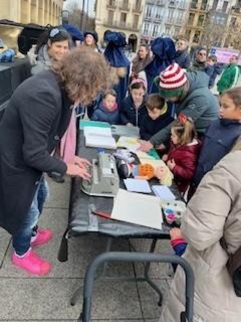 Se instaló una mesa interactiva en la Plaza del Castillo con gran éxito de público
