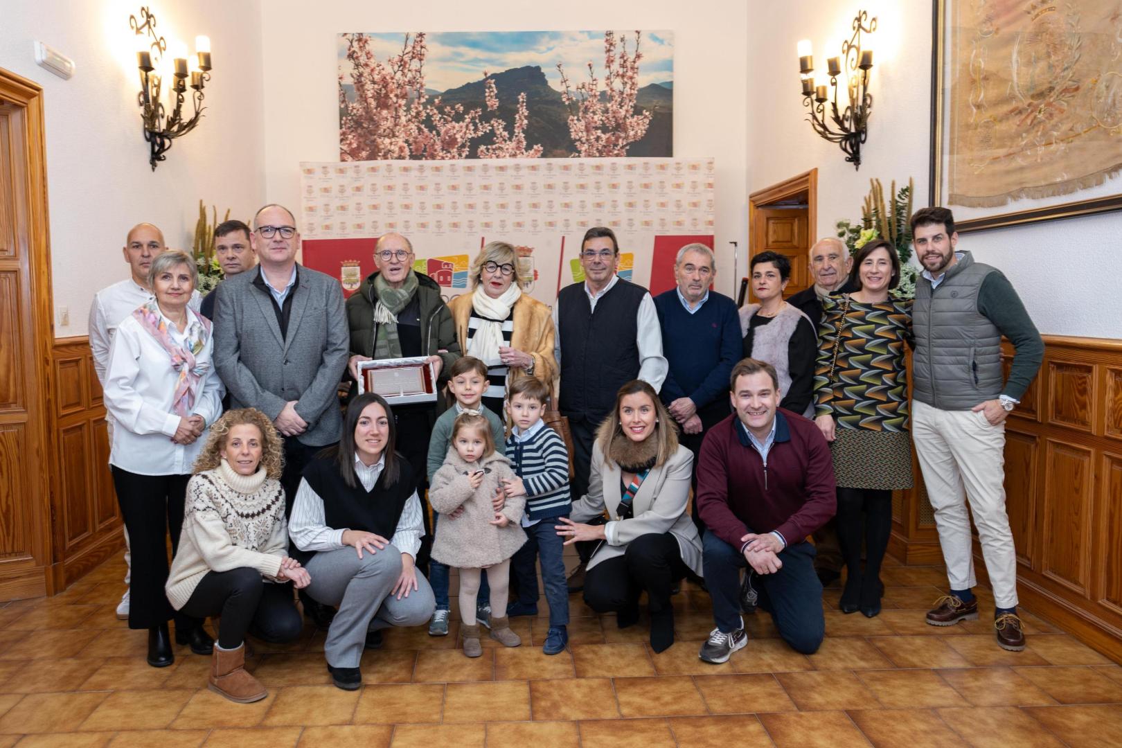 Raimundo Azpilicueta Zaracaín, con la placa y junto a su mujer Pilar Fernández Yanguas, posa con familiares y ediles de Fitero