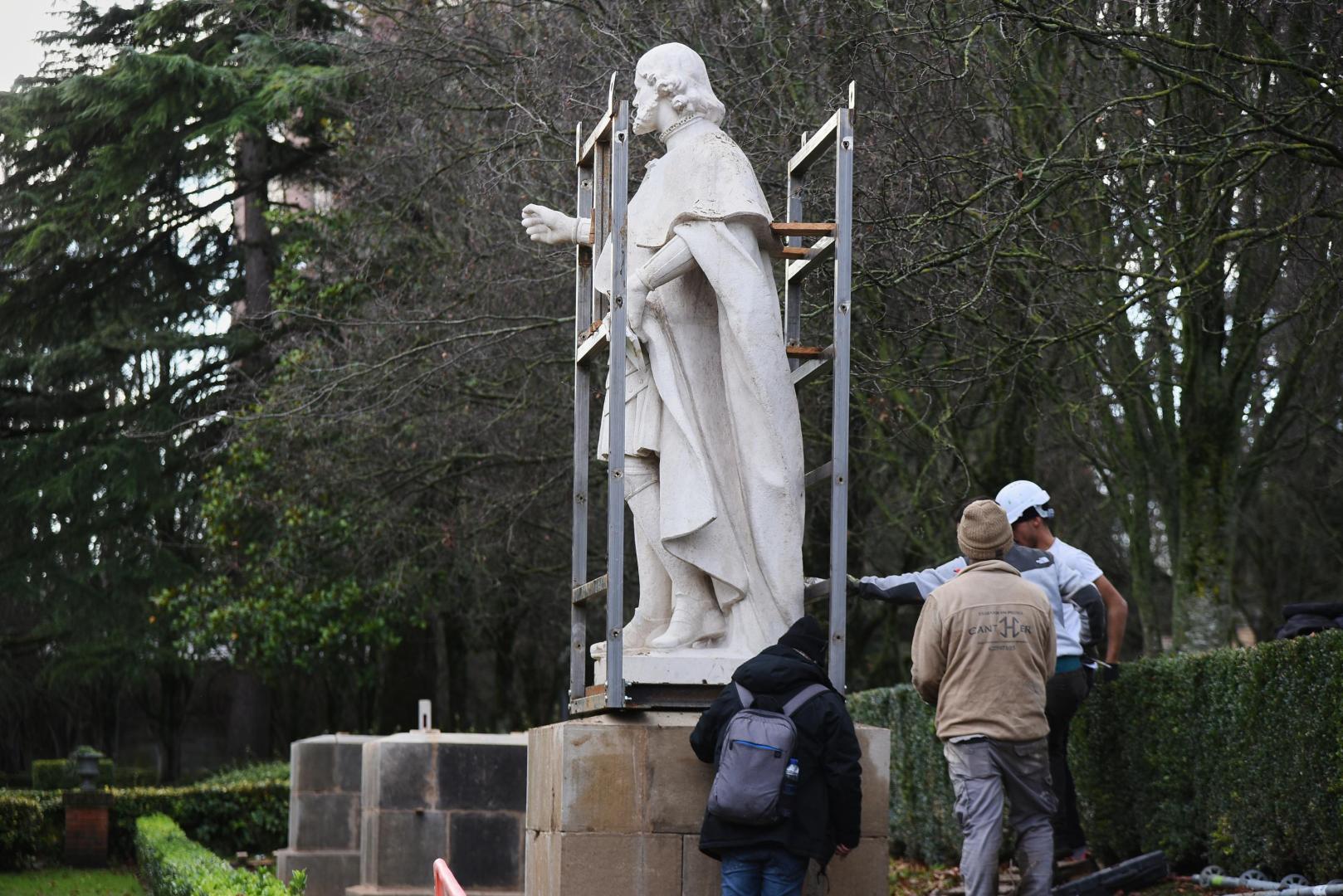 La escultura de Felipe III de Navarra ya en su nueva ubicación de la Taconera