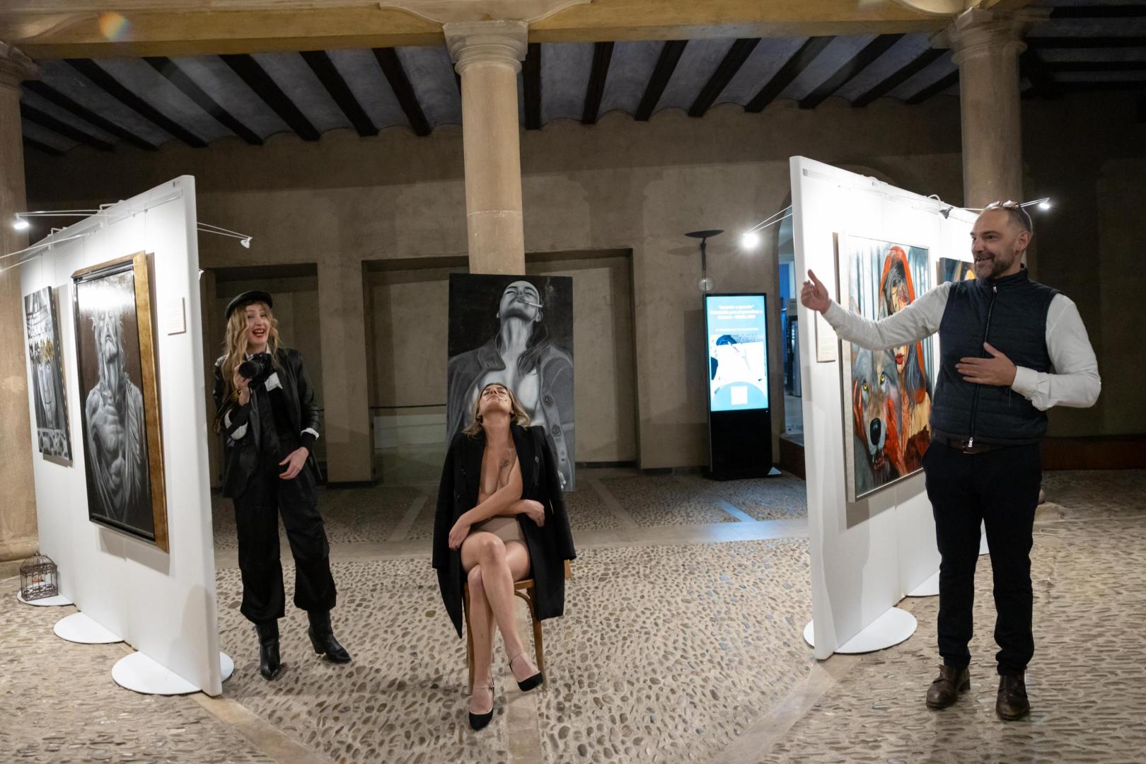 Ricardo Pardo -dcha.- y Silvia Catalán -izda.-, junto a la modelo que inspiró uno de los cuadros de la exposición