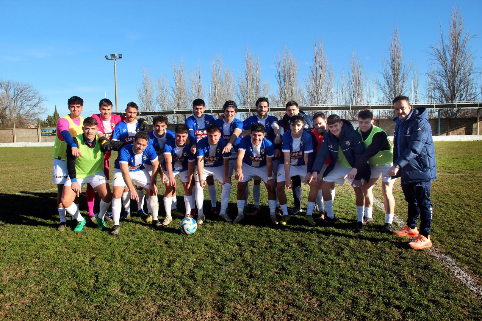 Los jugadores del CD Ablitense (Primera Regional) señalan al césped de su campo antes de jugar su último partido sobre él. El encuentro les enfrentó al Santacara y finalizó con empate a cero
