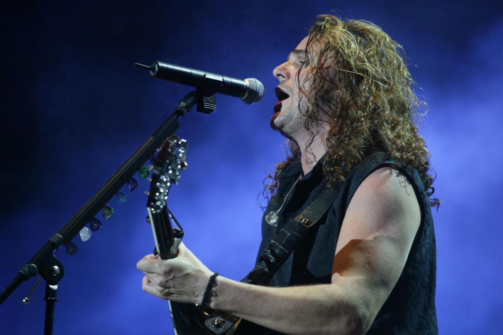 El cantante de Maná, Fher Olvera, durante el concierto que el grupo mexicano ofreció en la Plaza de Toros de Pamplona el 13 de junio de 2003