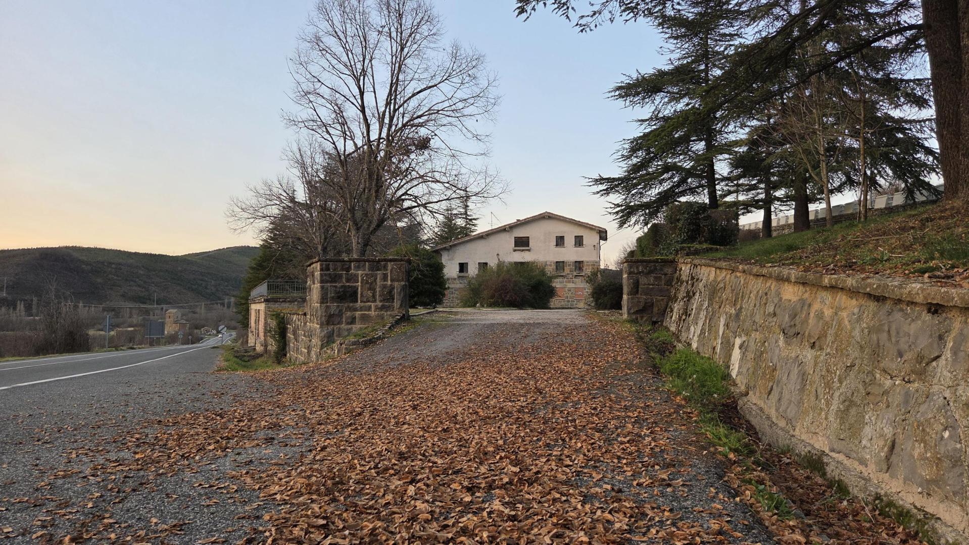 Acceso principal a Casa Ascunce, en Navascués, parte del antiguo parque de camineros. Ahora va a ser rehabilitada