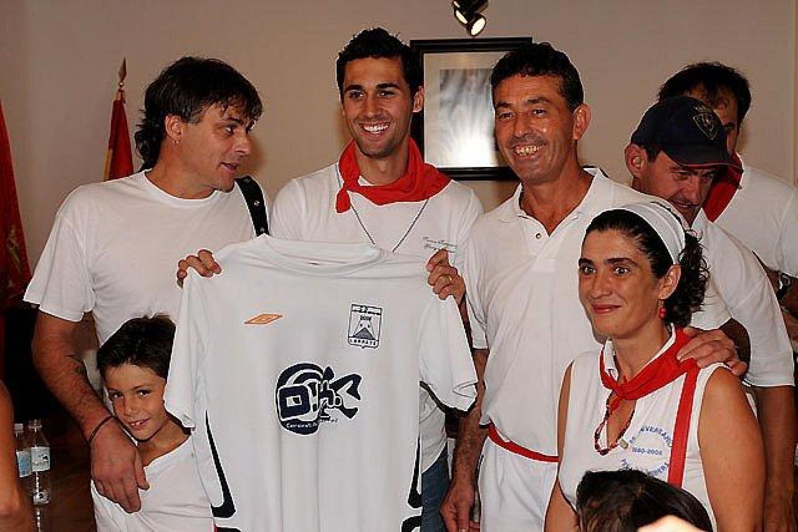 Arbeloa sostiene una camiseta tras el lanzamiento del cohete de Carcastillo en 2010