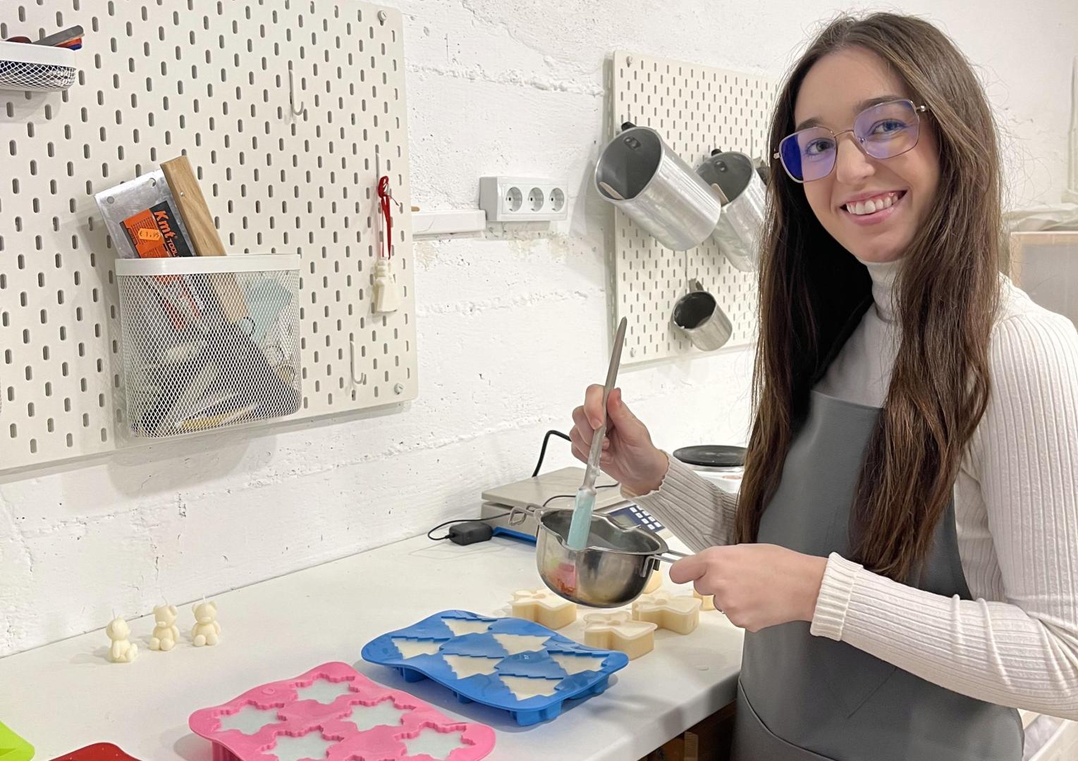 La tudelana Leyre Pascual, en su taller de Barillas, donde produce las velas