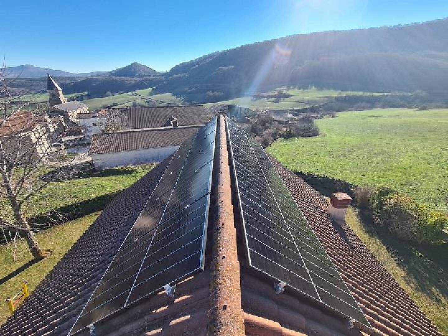 Instalación solar sobre una vivienda residencial