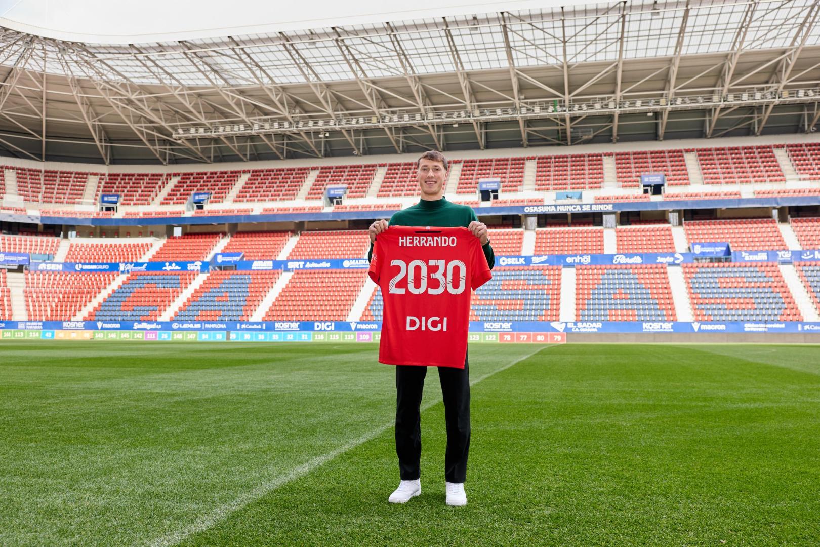 Jorge Herrando posa con la camiseta de la renovación en el césped de El Sadar