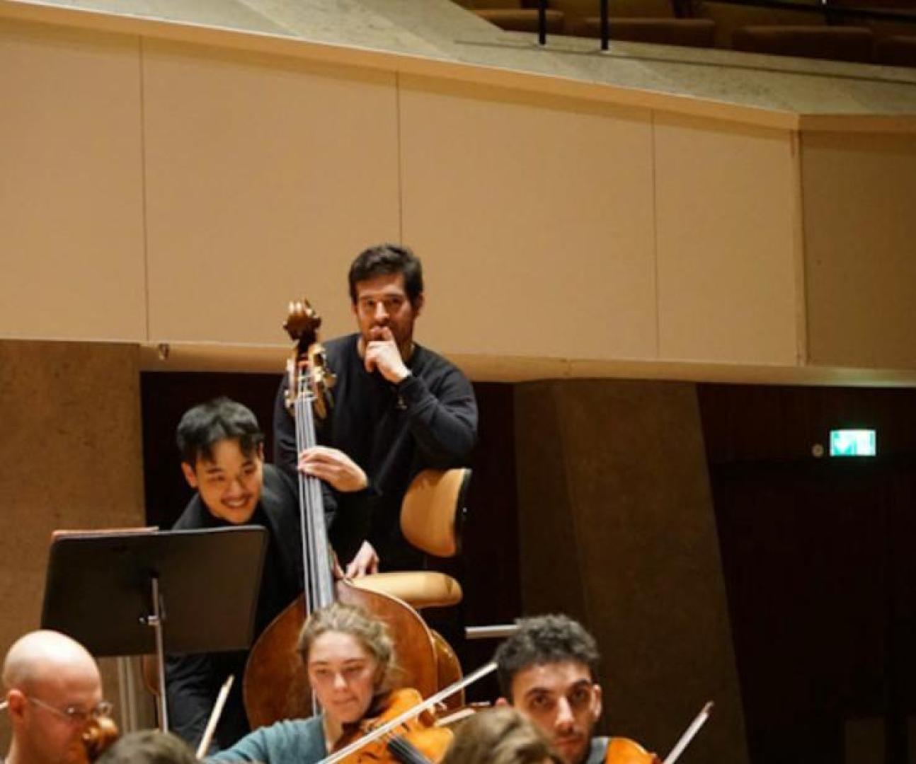 Martin Soler Ruiz dirigiendo uno de sus proyectos musicales en Berlín