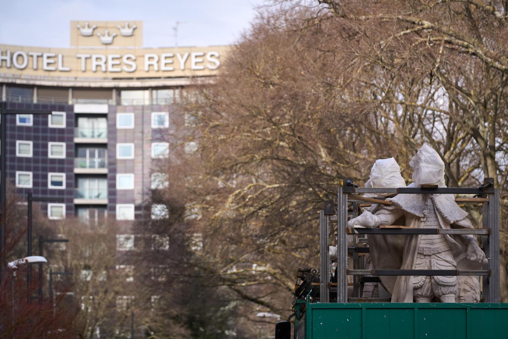 Retirada de las tres últimas estatuas de los reyes de los reyes del paseo de Sarasate