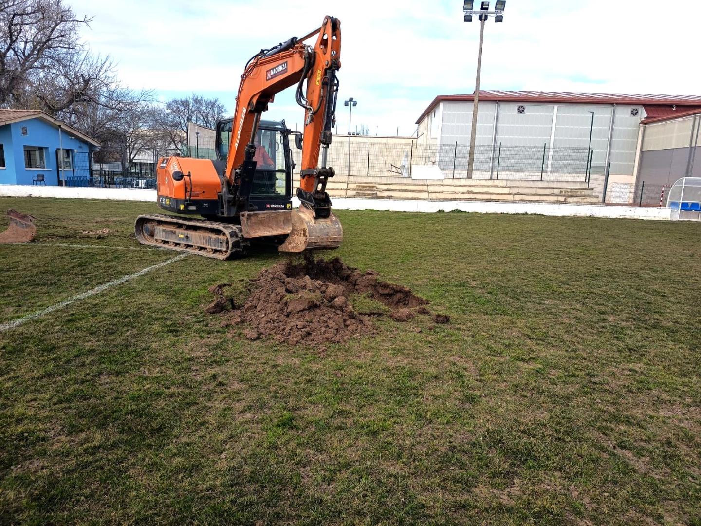 Imagen de los trabajos de retirada del césped del Campo Municipal de Fútbol El Prado de Ablitas