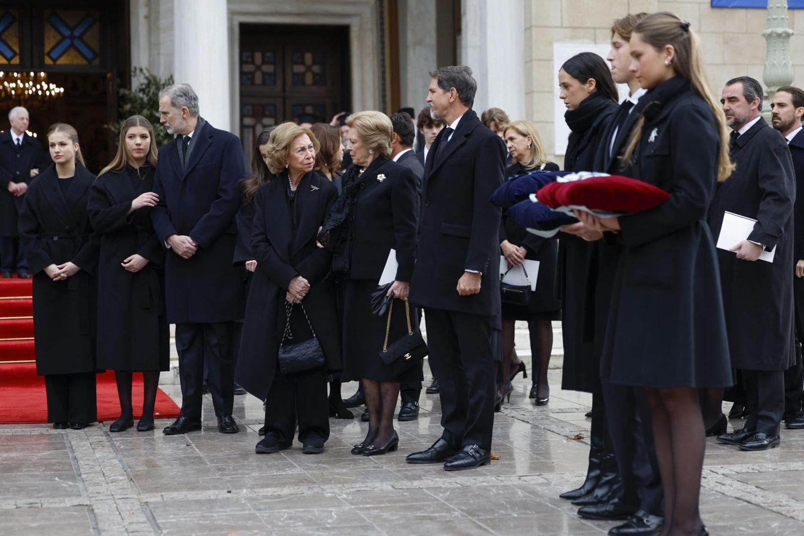 Irene Urdangarin, en primer término, en el exterior de la catedral de Grecia donde tuvo lugar la misa por la hermana de la reina Sofía