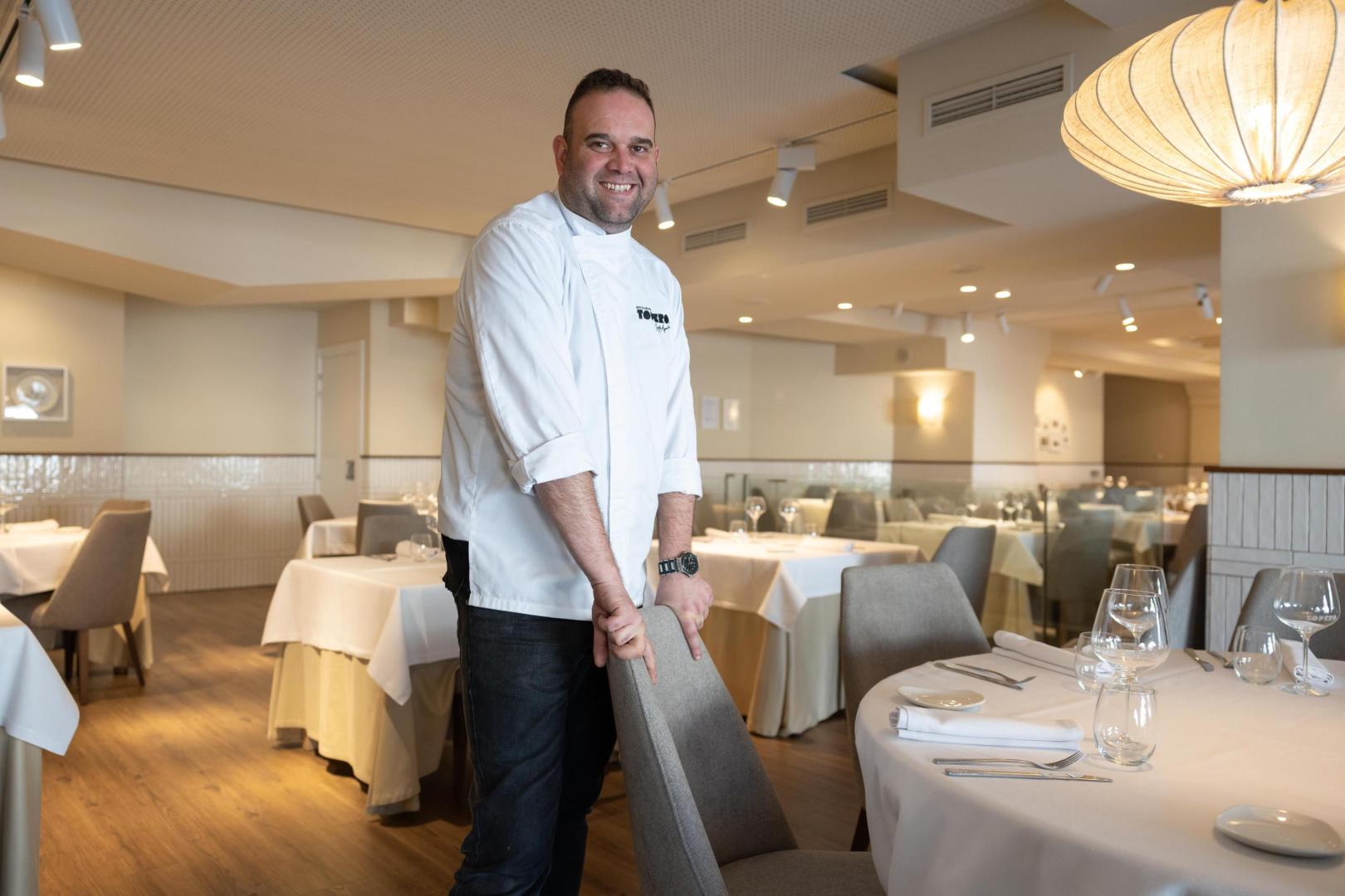 El cocinero José Aguado Sada, en el comedor de su Restaurante Topero ubicado en la plaza de los Fueros de Tudela
