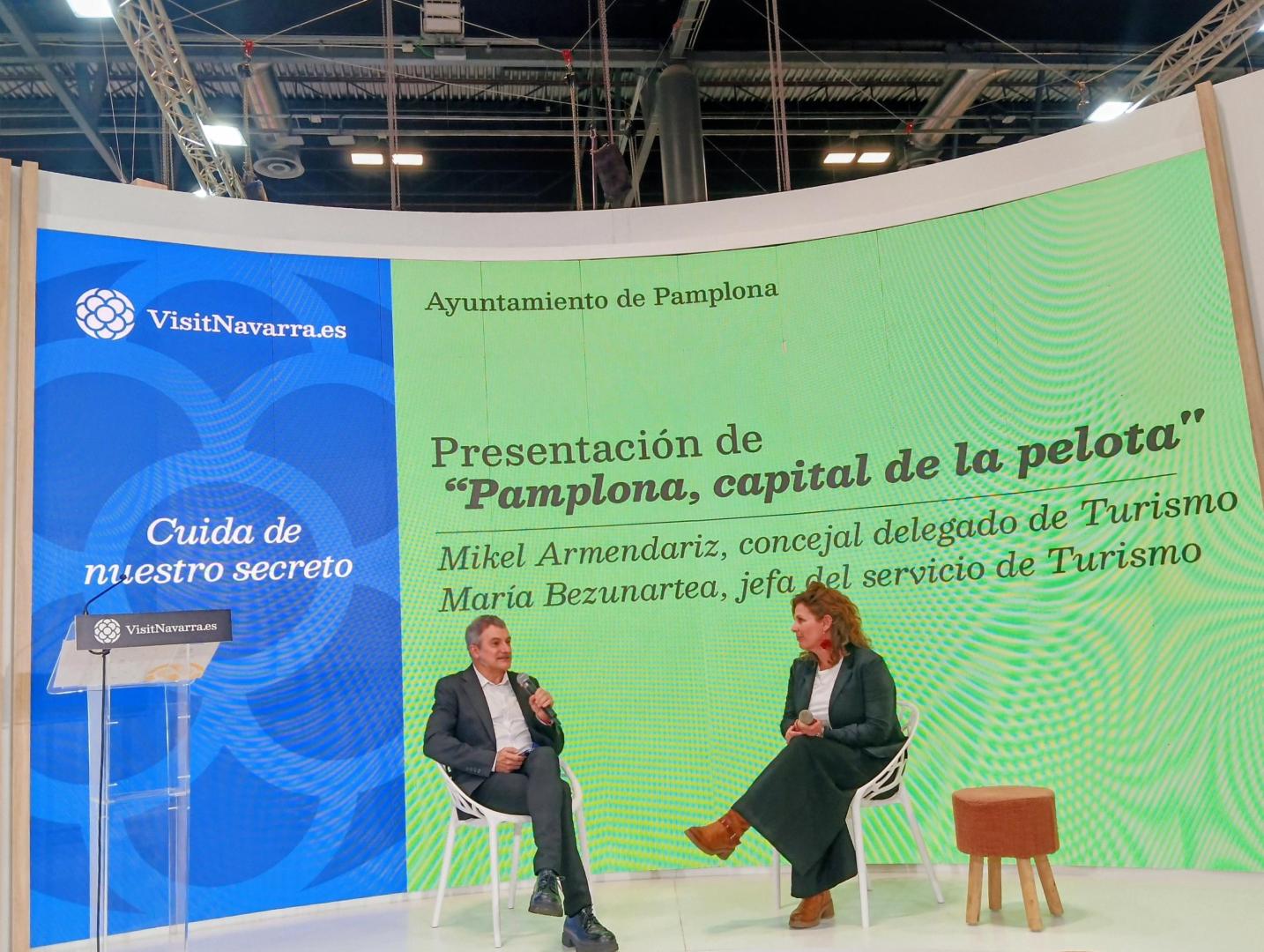 El concejal de Turismo, Mikel Armendáriz, y María Bezunartea, ayer en Fitur durante la presentación de la ‘capitalidad’ de Pamplona