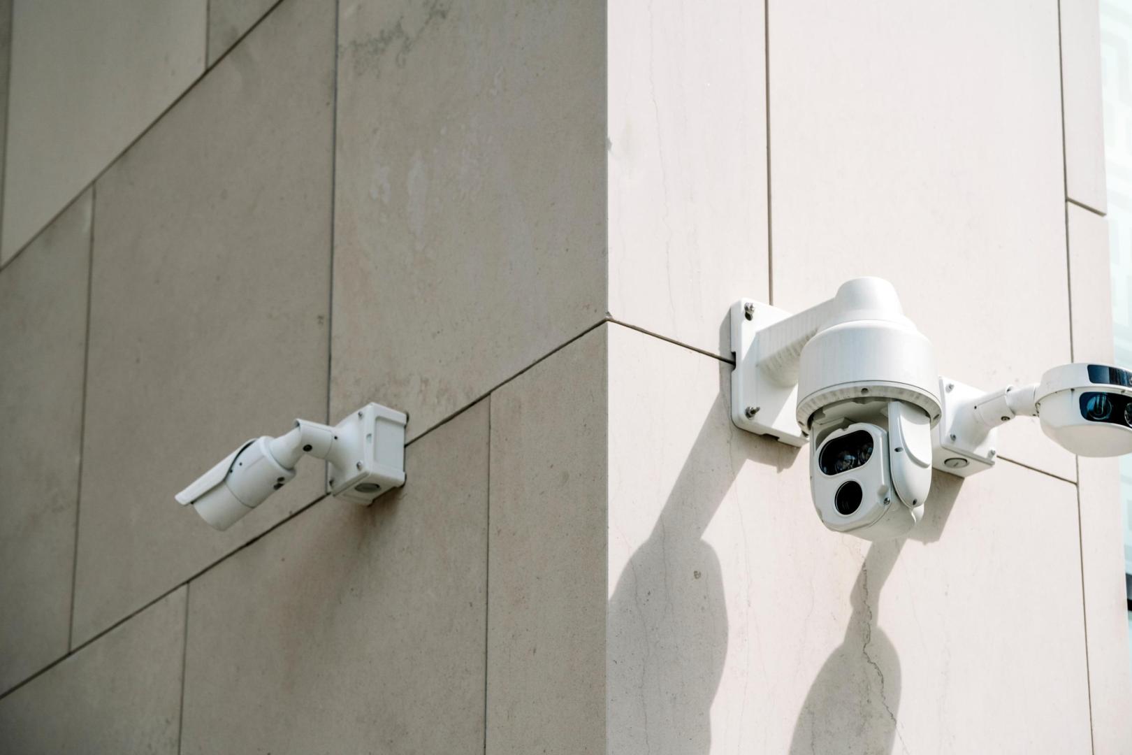 Ambas empresas ofrecen la instalación de sistemas de videovigilancia