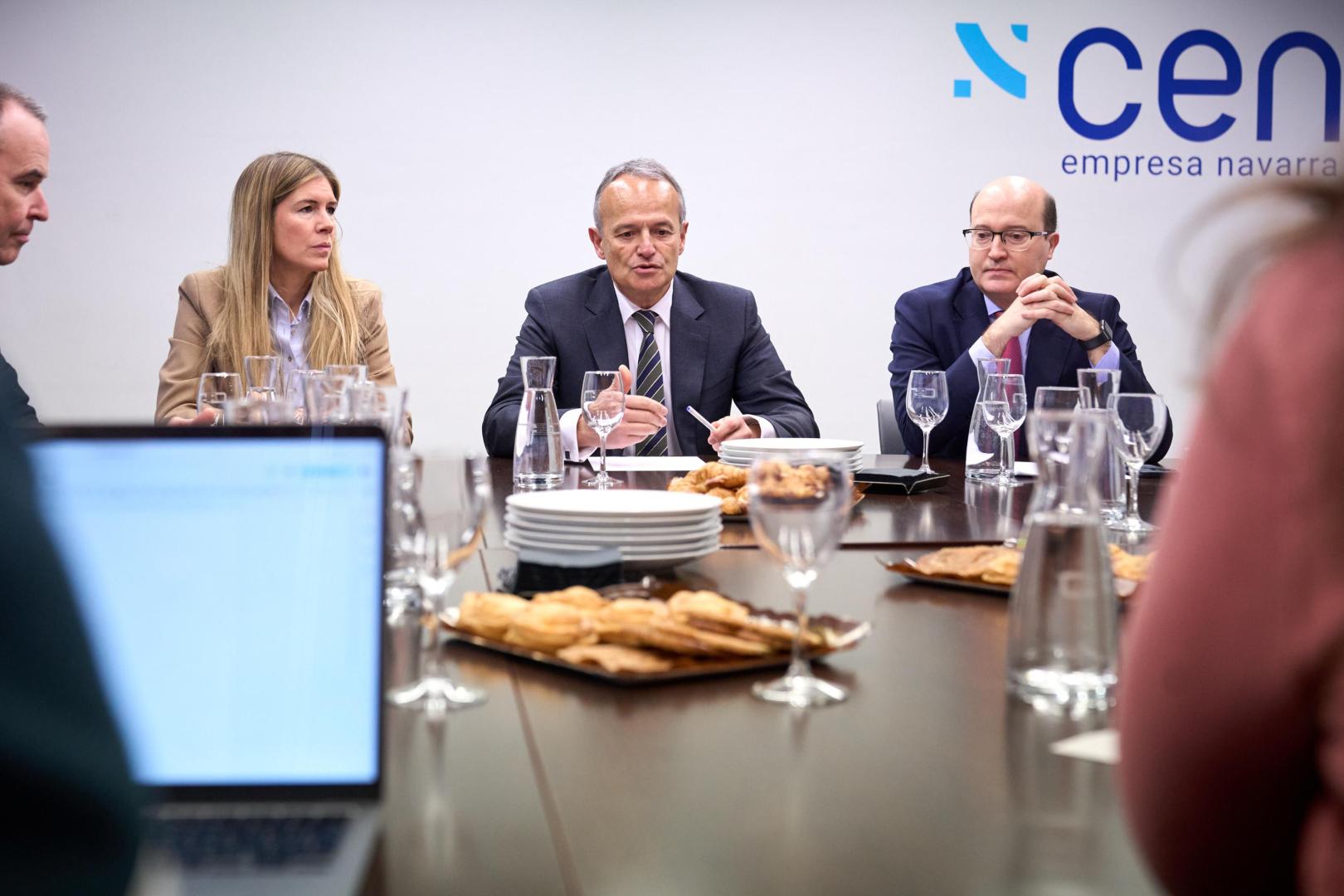 La responsable de Comunicación de la CEN, Paula Díaz; su presidente, Manuel Piquer, y el secretario general, Carlos Fernández Valdivieso