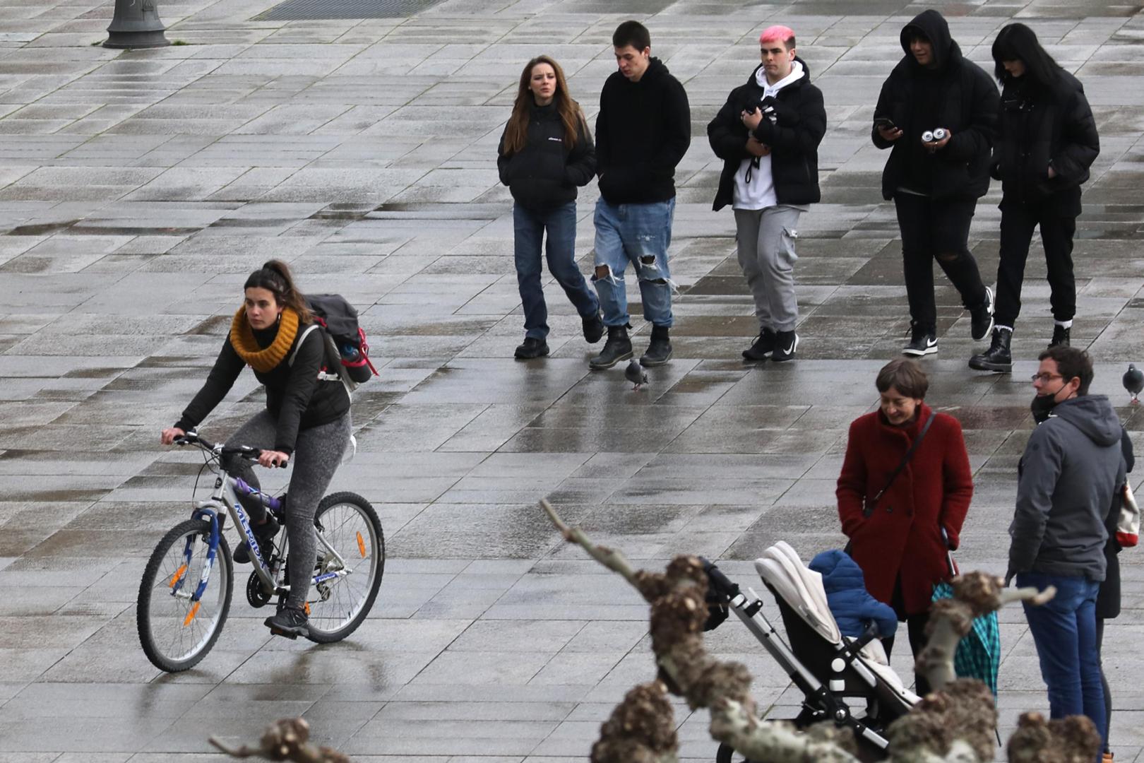 A: EDUARDO BUXENS F: 31 MARZO 2022 L: PAMPLONA - PLAZA DEL CASTILLO T: CICLISTA EN ZONA PEATONAL / IMAGEN GENÉRICA CICLISTA EN LA PLAZA DEL CASTILLO - POBLACIÓN , PAMPLONA ...