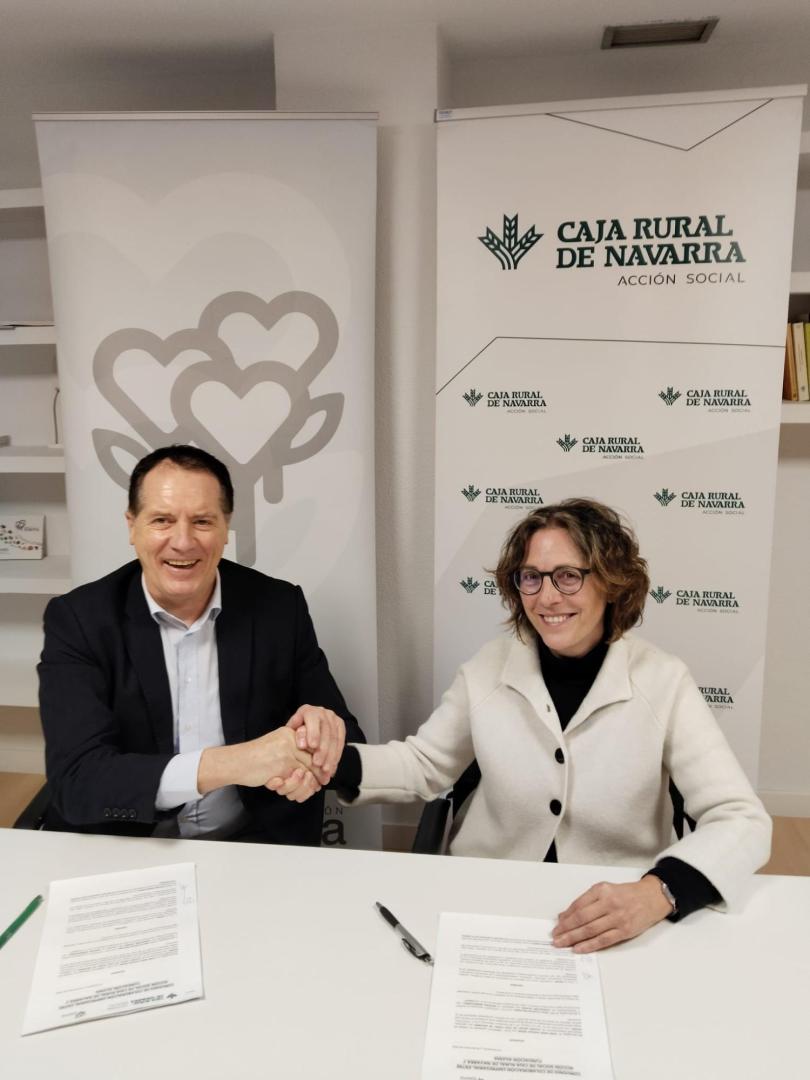 De izquierda a derecha: Juan Mari Ayechu, de Acción Social de Caja Rural de Navarra e Idoia Urzainqui, directora general de Fundación Xilema