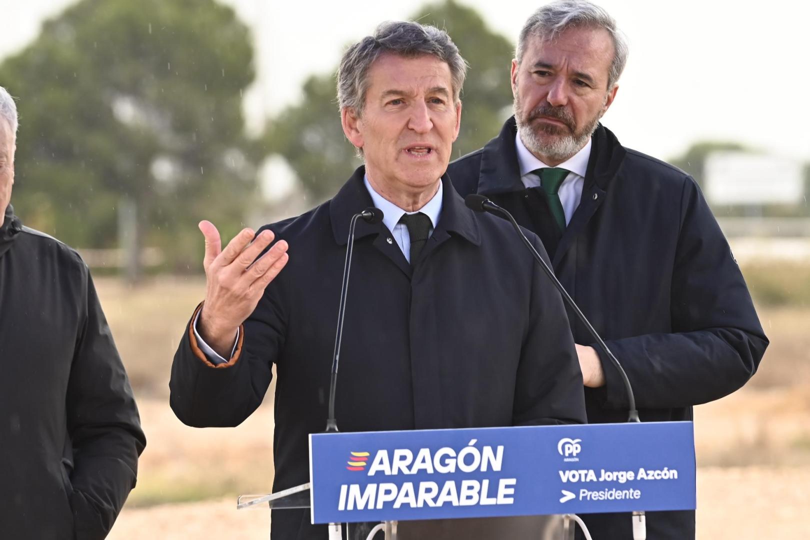El presidente del PP, Alberto Núñez Feijóo,  y el candidato del PP a la reelección a la Presidencia del Gobierno de Aragón, Jorge Azcón, durante una rueda de prensa, en la fábrica Stellantis